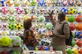 【双语财讯】“中国造”体育用品出口火热 中国已成为全球最大体育用品出口国图片