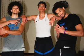 挥汗如雨！魔术队晒布莱克等三人训练照图片