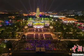 大雁塔下乐声扬 西安交响乐团户外公演举行图片