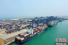 海南开通首条中东集装箱直达航线图片