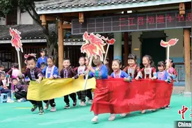 广西侗乡萌娃“赛龙舟”图片