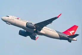 国内首次！湖南航空回应空姐上班不再穿高跟鞋：为员工减负，全程换平底鞋图片