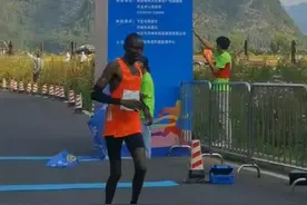 万峰林半马首位选手冲线！精英男子组埃塞俄比亚选手夺冠，中国选手赵国虎第二名图片