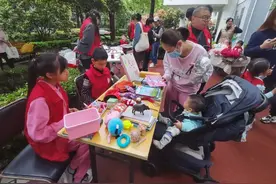 萌娃化身“小掌柜”，“爱心”商品被抢购一空图片