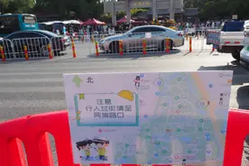 济南泉水景区游客潮，趵突泉、泉城广场之间人行道关闭图片