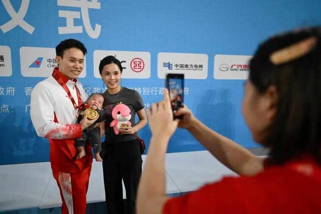 广东跳水续写 “八连冠”传奇！谢思埸、陈艾森感恩队友一路相伴	，全红婵化身摄影师为谢思埸和妻儿拍照