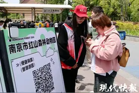 南京玄武“小红帽”在行动，1279名青年志愿者护航假期出行图片