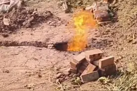 30秒｜四川犍为打水井打出“火井” 火焰终日不绝 当地政府：存在安全隐患，已填埋图片