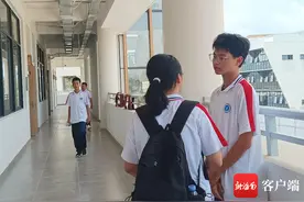 新学期新同学 | 好暖！兄妹同校同住校 午餐时间哥哥跑过教室关心妹妹图片