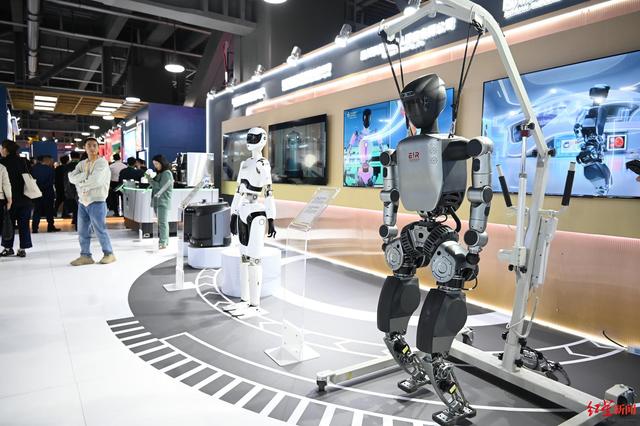 四川馆亮相第八届进博会，人形机器人、智能眼镜等“成都造”科技产品成亮点