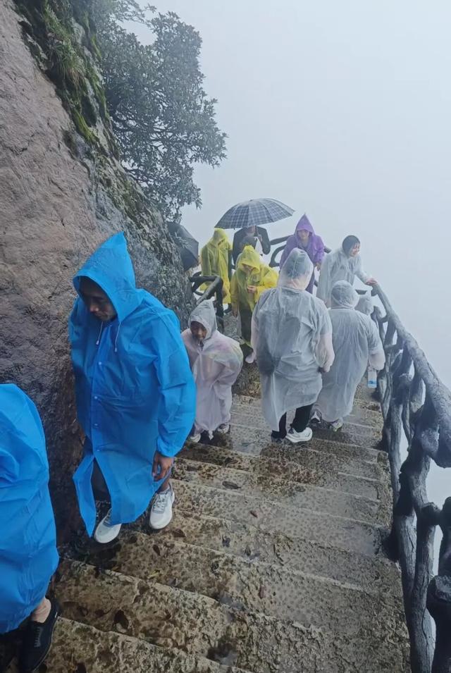 七夕节“万人冒雨攻打瓦屋山”！