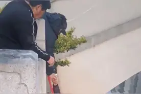 八旬老人意外坠桥，临沂72岁大爷扯下横幅下水救人图片