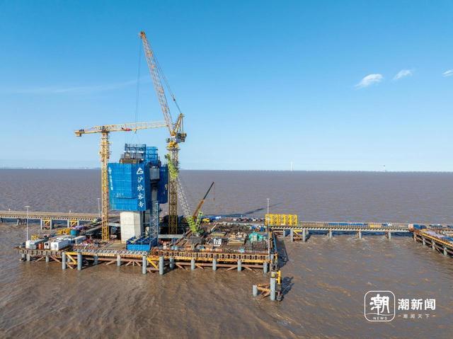 宁波：跨海铁路大桥主塔“拔节生长”