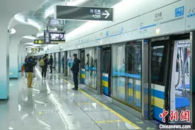 成都百余民众试乘即将开通的全自动运行地铁新线图片