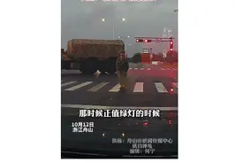 司机们神同步给军车队让行，兵哥哥敬礼致谢图片