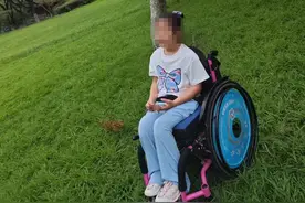 5岁女童在培训机构练舞蹈摔倒致高位截瘫：父母称只拿到20万赔偿，打工租房送女上学图片