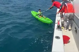 小伙出海钓鱼“捡到”个小孩 系钓鱼时被冲走漂了一昼夜图片
