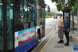 又见伤亡事故！公交司机的健康保障必须落实了 | 新京报快评图片