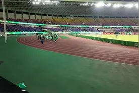 亚冠赛后浙江队谢场环节，全场大合唱《歌唱祖国》图片