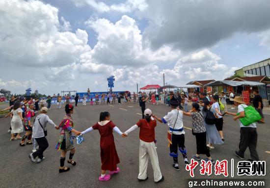 贵州六盘水市：“清凉之旅”引客来  非遗展演“醉”游人
