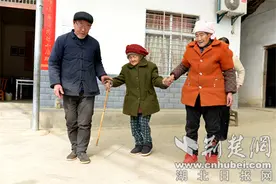 探访11位老人的“贴身孝子”刘学举：送走9位老人 剩下母子2人 其子由我的后代来赡养图片