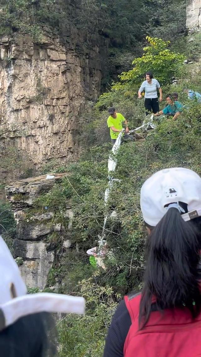 女子徒步滑落悬崖抓住树枝捡回命