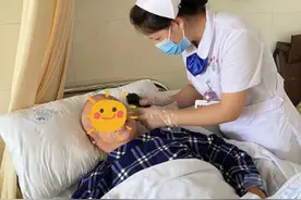 永州市中医医院康复科护士暖心为患者理发图片