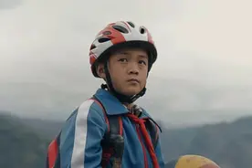 11岁独腿男孩拄拐打篮球走红：运球动作娴熟丝滑，还曾与偶像易建联“同框”图片