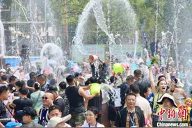 云南景谷泼水节启幕 万人赶摆同欢庆图片