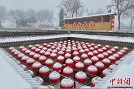 河南三门峡：雪中地坑院宛若水墨图片