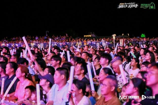 昨夜日月贝为爱点亮，见证“爱爱爱爱”浪漫密码