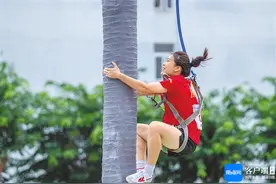 海报集团全媒体记者体验攀椰竞速项目 椰子树，应该怎么爬？图片