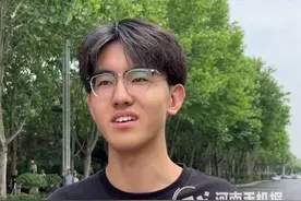 男生说第一个出考场是因为太饿了 网友：这老哥心态真好图片