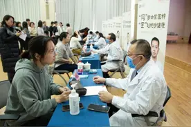 中新社携手西苑医院开展义诊 为职工健康“把脉护航”图片