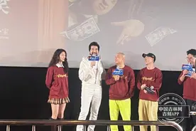 《窗前明月，咣！》路演 长春观众为64岁的费翔唱生日歌图片