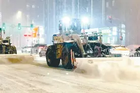 沈阳：环卫全力清冰除雪 保障群众出行安全图片