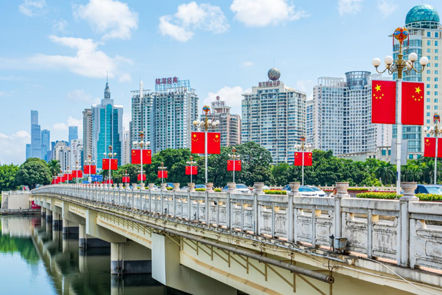 锦绣“中国红” 盛装庆华诞——南宁国庆节氛围浓厚