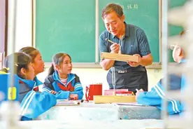 “只要有需要，我还会继续干下去！” “银龄教师”何琳为和政教育发挥余热图片