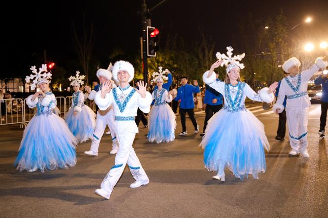 临港的夜晚很浪漫！滴水湖畔，25辆花车点亮“流动星河”