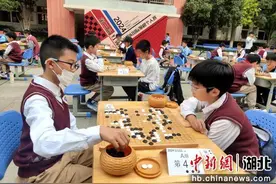 武汉市江汉区红领巾学校300多名学生以棋会友图片