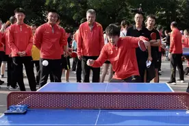 国乒到公园与市民切磋球技，王楚钦直呼“确实不好打”图片