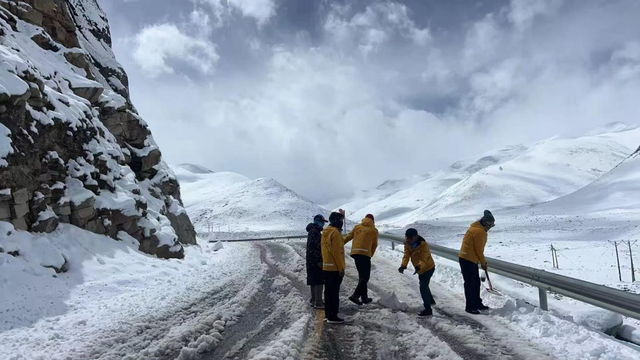 对话亲历者丨珠峰暴雪救援再进一步：嘎玛沟300多游客脱困，徒步者冲锋衣结冰，救援力量如何突破重重困难