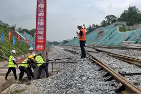 第一杆组立！隆黄铁路隆叙段扩能改造工程“四电”施工全面启动图片