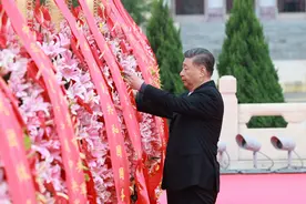 习近平等党和国家领导人出席烈士纪念日向人民英雄敬献花篮仪式图片