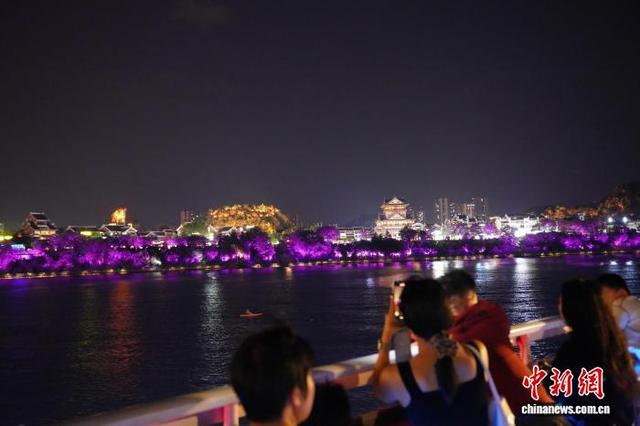 夜游百里柳江  霓虹喷泉两相宜
