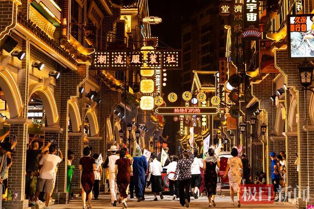 湖北竹溪武陵不夜城点亮山城夜经济