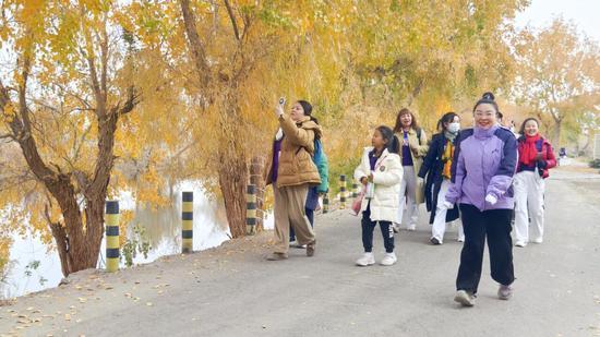 第三届“小胡杨杯”徒步大赛激情开赛