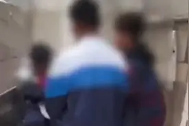 初二男生厕所被围殴 多名学生围观拍摄无人制止图片