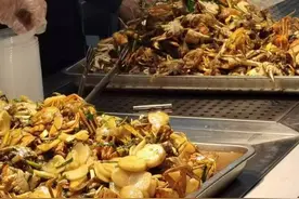 太宠了！合肥一高校请学生吃大闸蟹图片