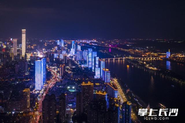 雨后长沙夜清凉 华灯游轮美如画｜组图
